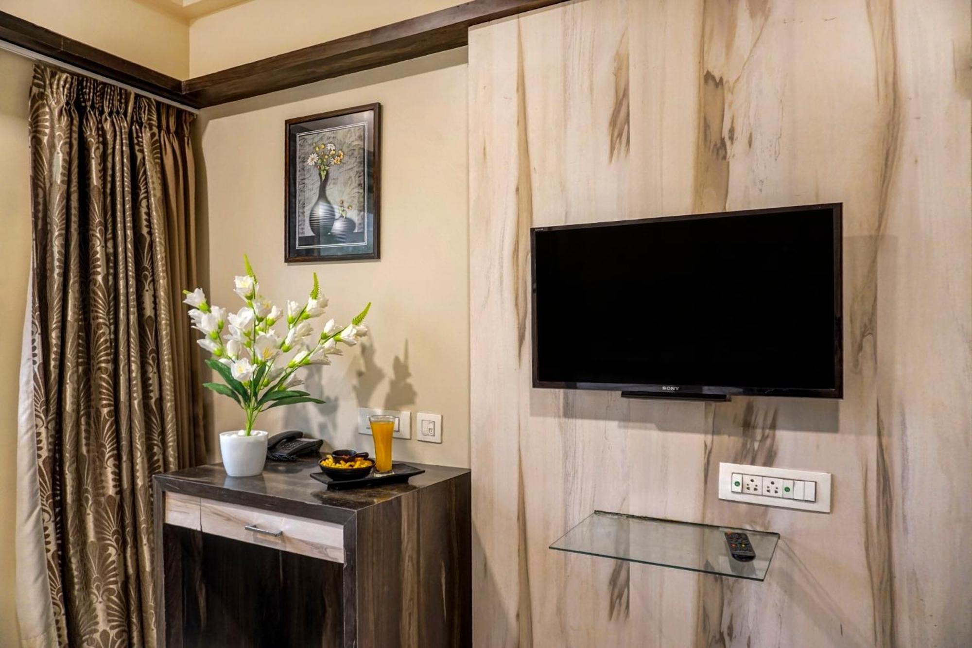 Hotel Caves Plaza Near Igi Airport Delhi New Delhi